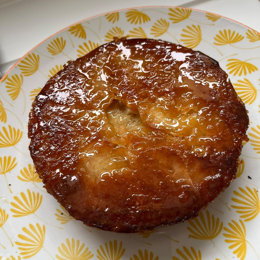 Kouign amann laqué servi dans une assiette, photo cliente