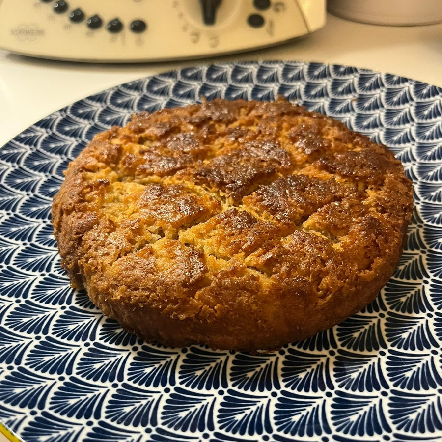Gâteau breton servi dans une assiette bretonne, photo cliente