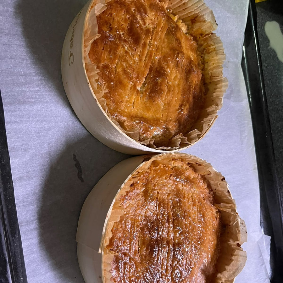 Deux kouign amann dans leurs moules à la sortie du four, photo cliente